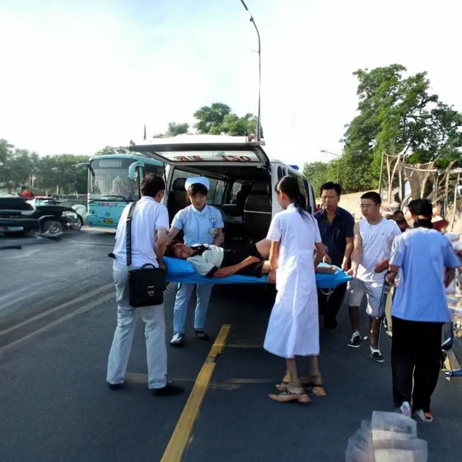 湛江市中心人民医院租赁私家救护车转院到咸宁市人民医院救护车价格