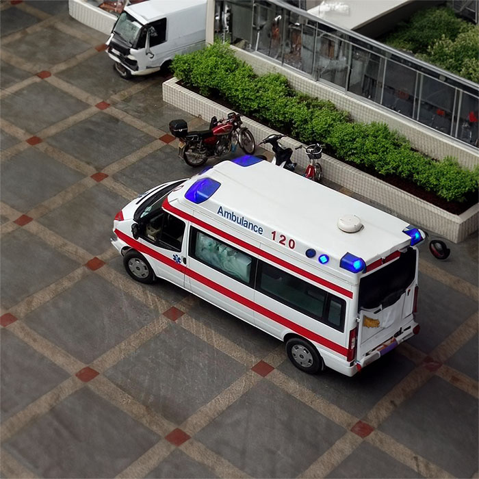 广东省深圳市第八人民医院私人救护车出租到镇江市第四人民医院(江苏大学医学院附属东方医院)救护车叫一次多少钱